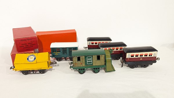 Lot 139 - TRAIN CARRIAGES