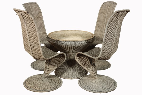 Lot 35 - PEDESTAL TABLE & MODEL S CHAIRS