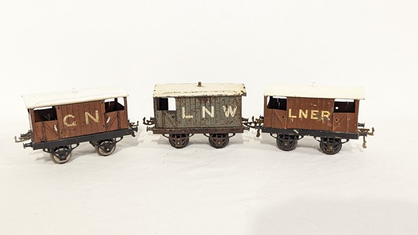 Lot 129 - HORNBY CARRIAGES