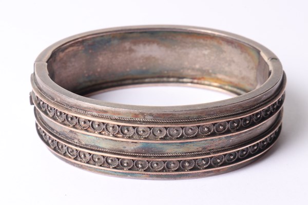 Lot 1034 - BANGLE