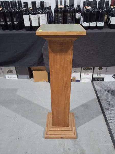 Lot 100 - PEDESTAL