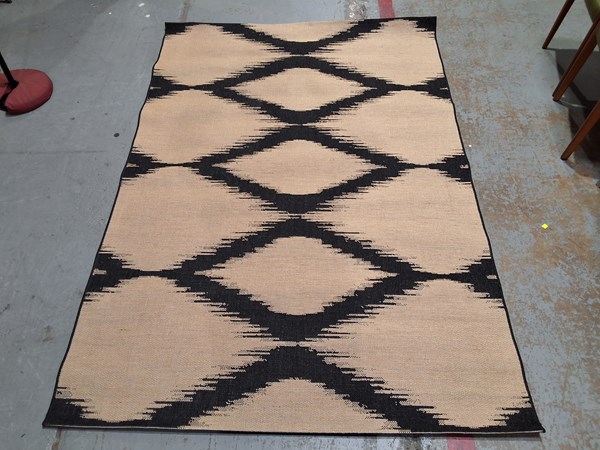 Lot 113 - FLOOR RUG