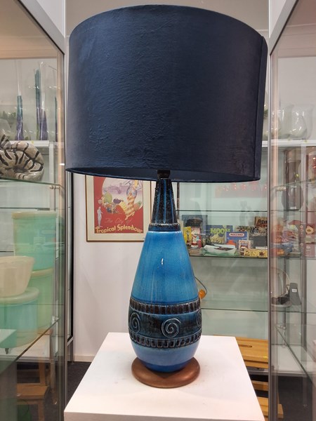 Lot 1425 - TABLE LAMP