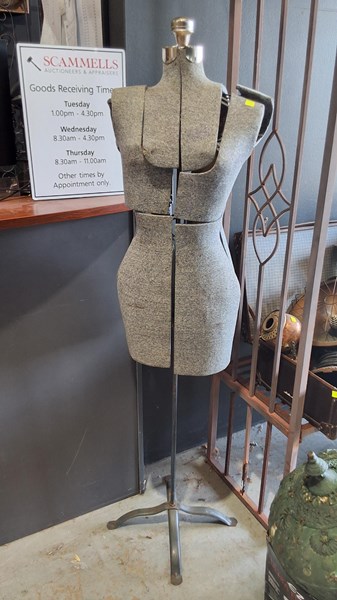 Lot 418 - DRESSMAKERS MANNEQUIN