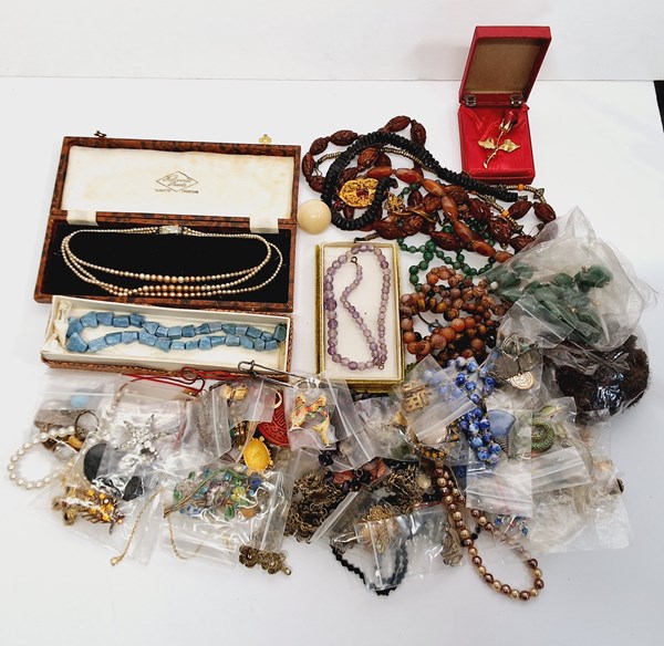 Lot 1032 - COSTUME JEWELLERY