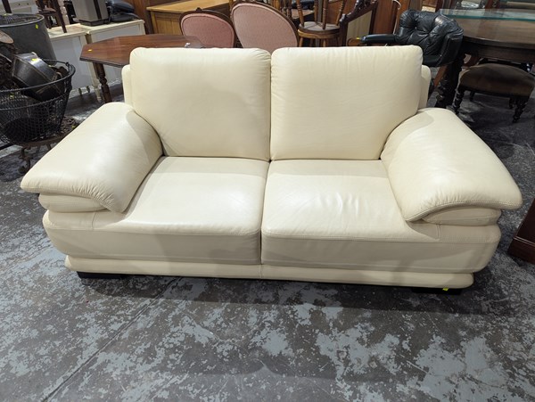 Lot 201 - LOUNGE