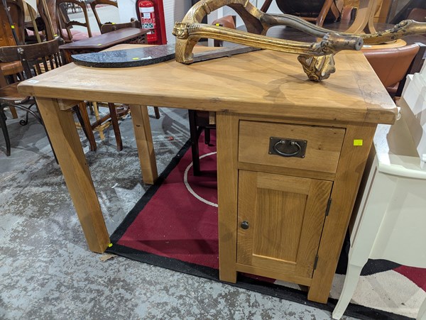 Lot 192 - DESK