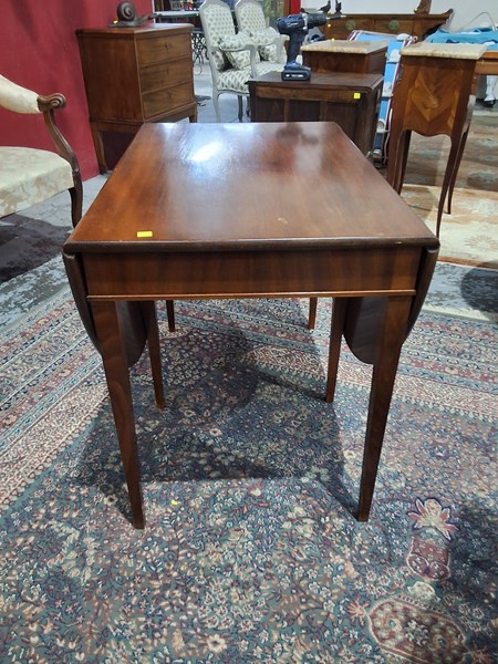 Lot 32 - SOFA TABLE