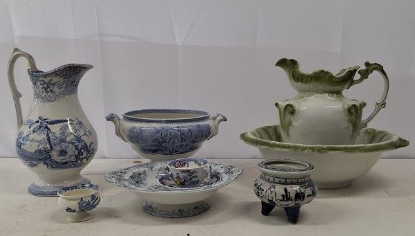 Lot 1327 - DECORATIVE CHINAWARE