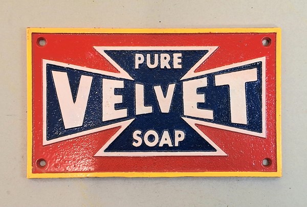 Lot 1284 - WALL PLAQUE