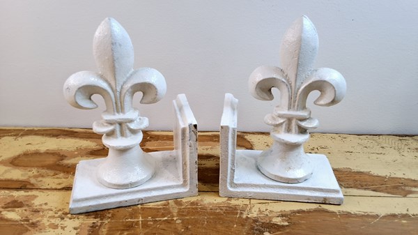 Lot 5 - BOOK ENDS