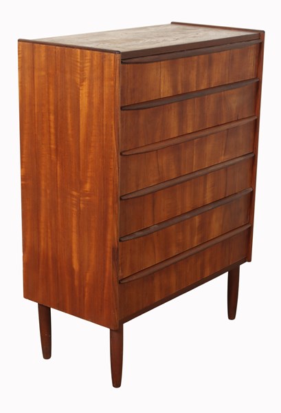 Lot 161 - CHEST OF DRAWERS