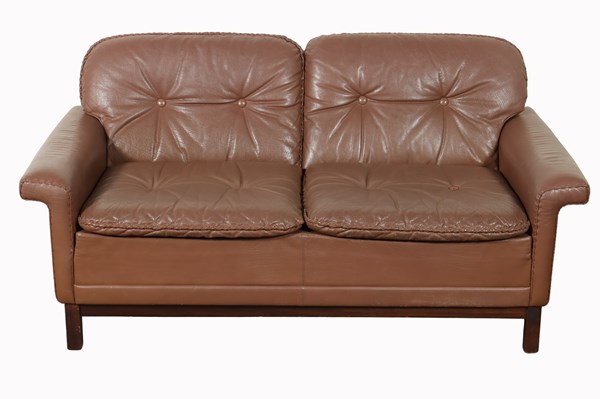Lot 185 - LEATHER LOUNGE