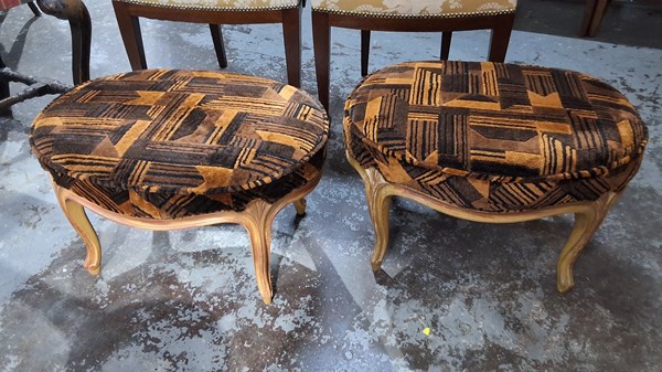 Lot 25 - STOOLS
