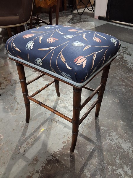 Lot 7 - STOOL