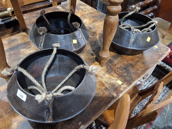 Lot 142 - HANGING POTS