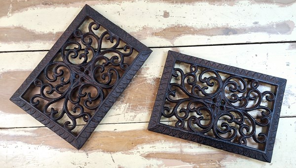 Lot 60 - IRON TRIVETS
