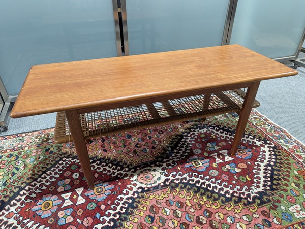 Lot 114 - COFFEE TABLE