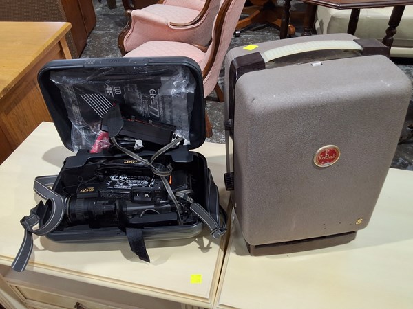 Lot 233 - PROJECTOR & CAMERA