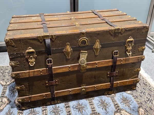 Lot 261 - SHIPPING TRUNK
