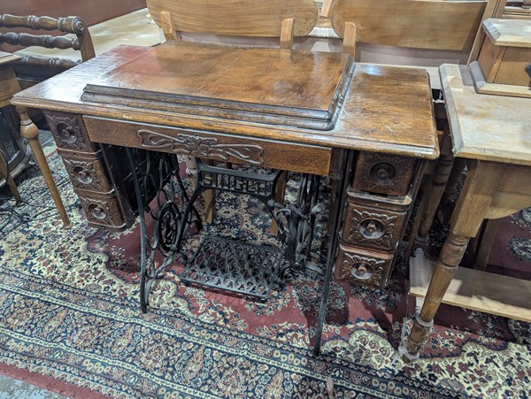 Lot 134 - SEWING MACHINE