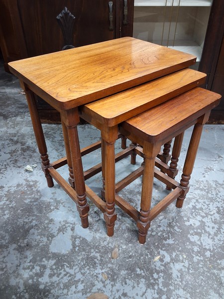 Lot 75 - NESTING TABLES