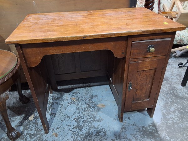 Lot 84 - DESK