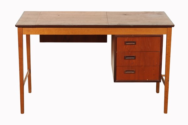 Lot 59 - DESK/DRESSING TABLE