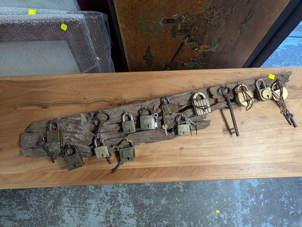 Lot 50 - KEY HOOKS