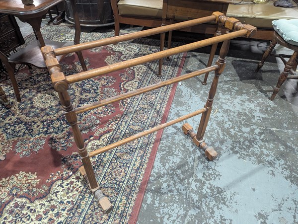 Lot 70 - TOWEL RAIL