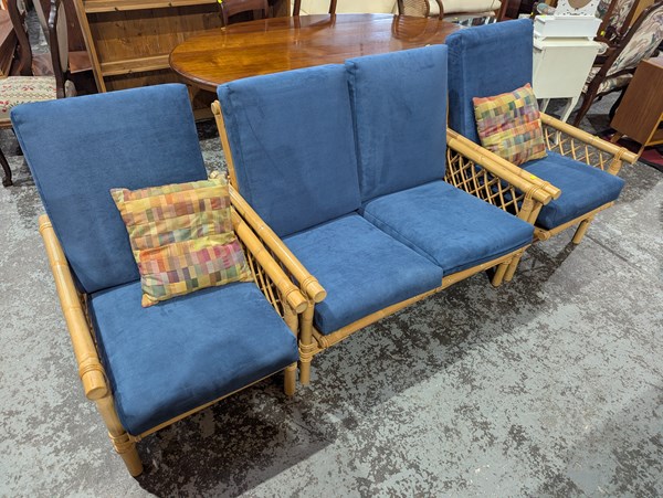 Lot 195 - LOUNGE SUITE