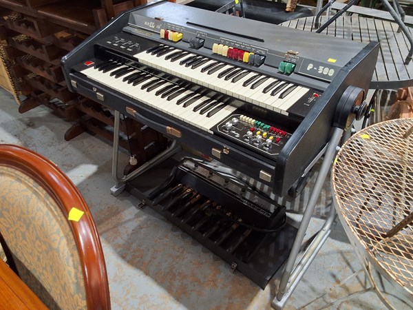 Lot 309 - VINTAGE KEYBOARD
