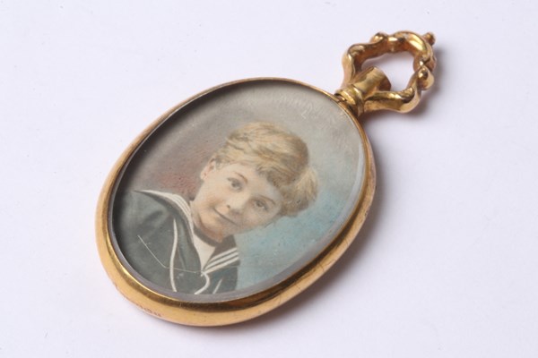 Lot 1002 - LOCKET