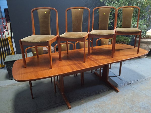 Lot 385 - DINING SUITE