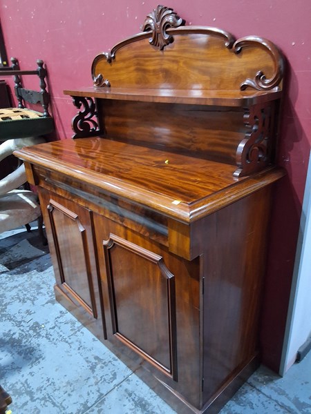 Lot 17 - CHIFFONIER