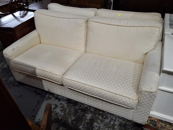 Lot 9 - LOUNGES