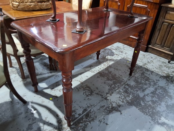 Lot 19 - BREAKFAST TABLE