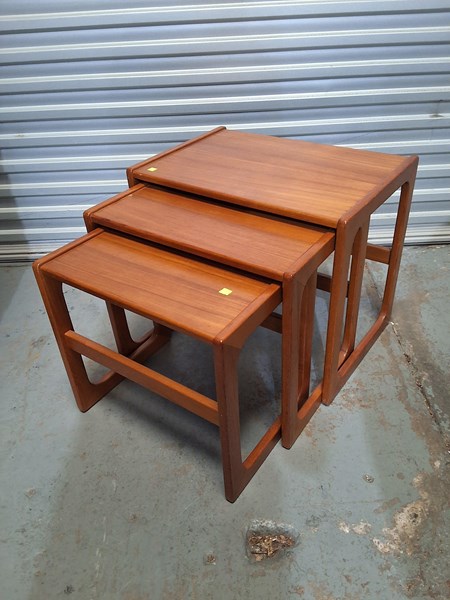 Lot 370 - NEST OF TABLES