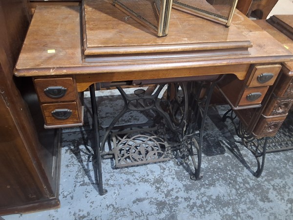 Lot 186 - SEWING MACHINE