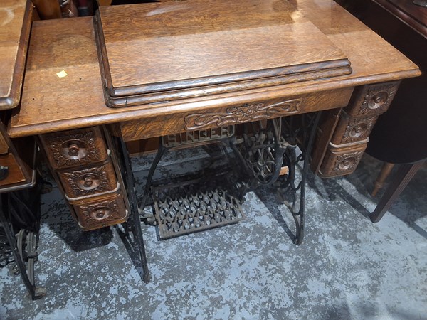 Lot 185 - SEWING MACHINE