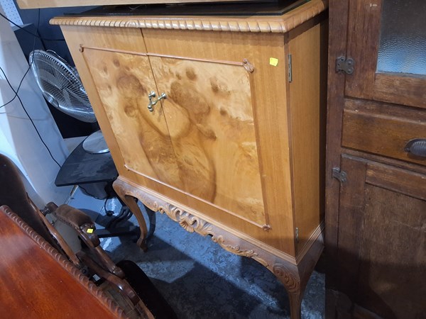 Lot 179 - DRINKS CABINET