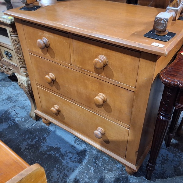 Lot 69 - CHEST OF DRAWERS