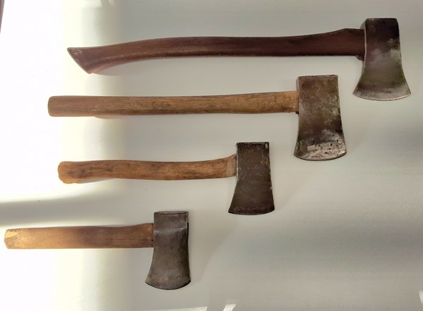 Lot 1239 - AXES