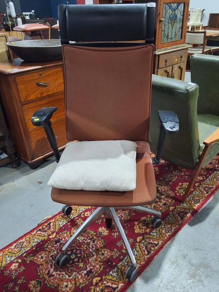Lot 249 - OFFICE CHAIR