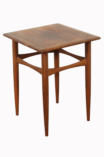 Lot 188 - PETITE SIDE TABLE