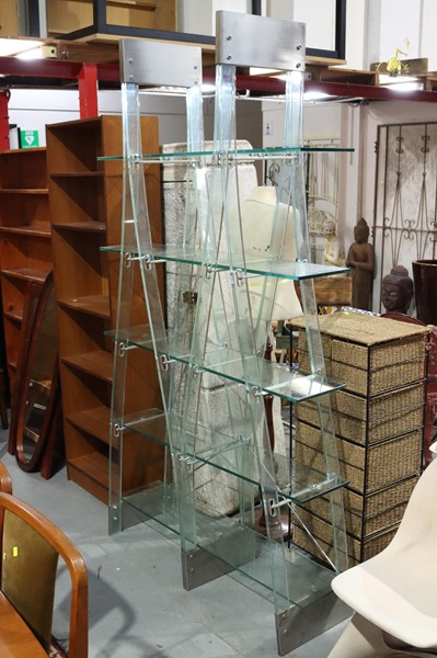 Lot 382 - DISPLAY SHELVING