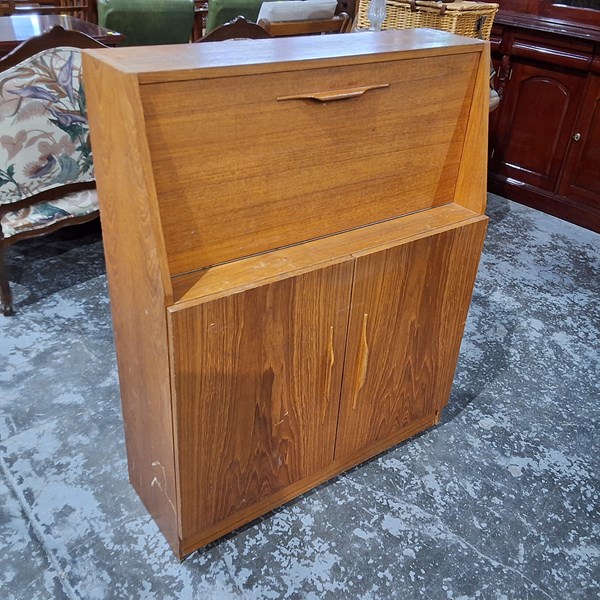 Lot 382 - BUREAU DESK
