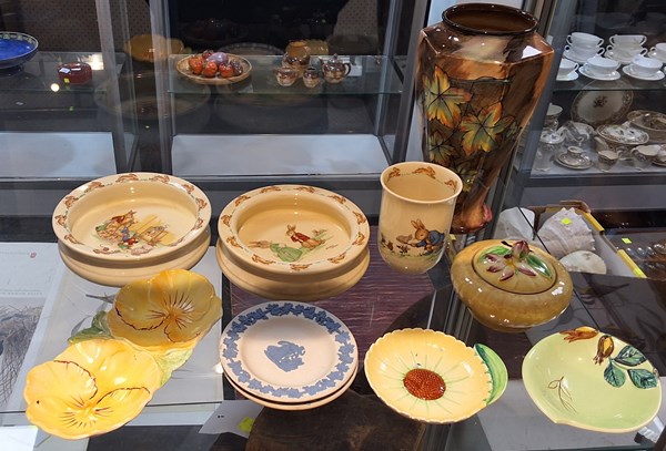 Lot 1186 - CERAMICS
