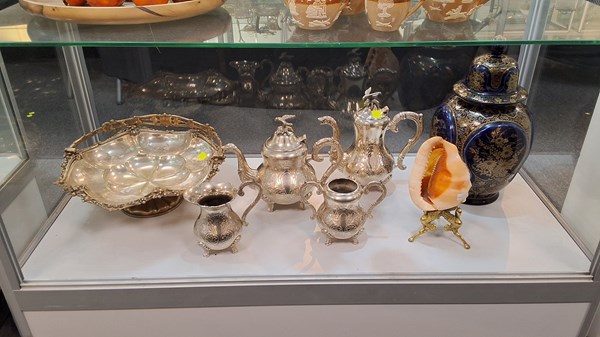 Lot 1221 - HOMEWARES