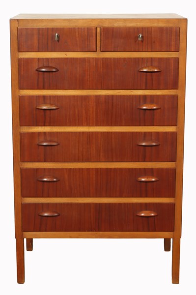 Lot 140 - TALLBOY CHEST OF DRAWERS